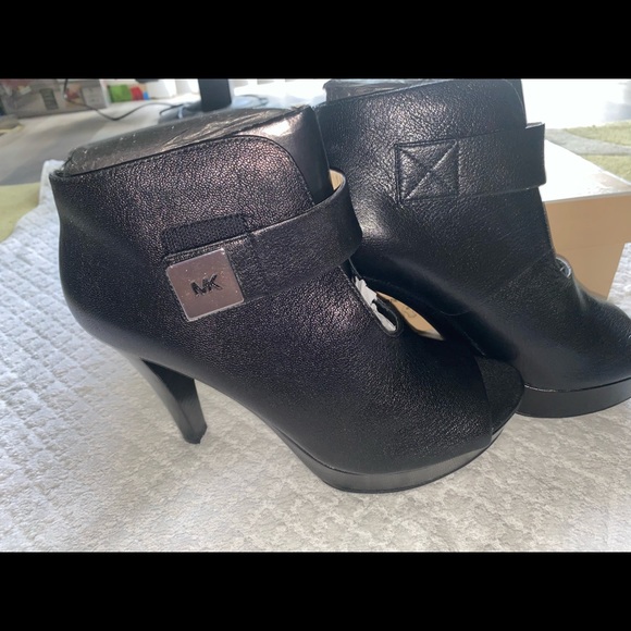 Michael Kors Black leather bootie sandals, size 91/2 - Picture 7 of 8